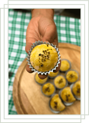 pessoa segurando uma empada